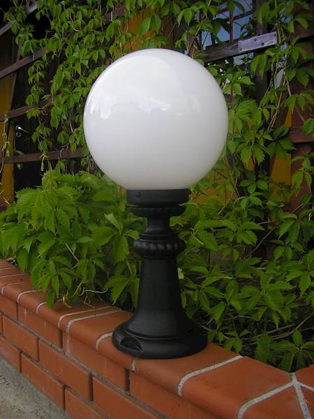 Lámpara de camino esférica I PEQUEÑA – lámpara de hierro fundido, altura 45 cm, cabezal de linterna ⌀20 cm, negra, iluminación exterior