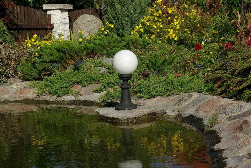 Lámpara de camino esférica I PEQUEÑA – lámpara de hierro fundido, altura 45 cm, cabezal de linterna ⌀20 cm, negra, iluminación exterior