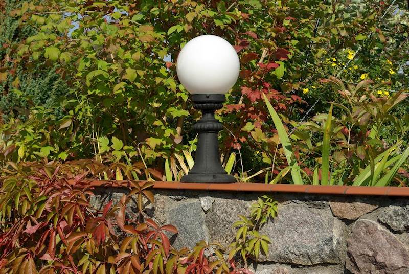 Lámpara de camino esférica I PEQUEÑA – lámpara de hierro fundido, altura 45 cm, cabezal de linterna ⌀20 cm, negra, iluminación exterior