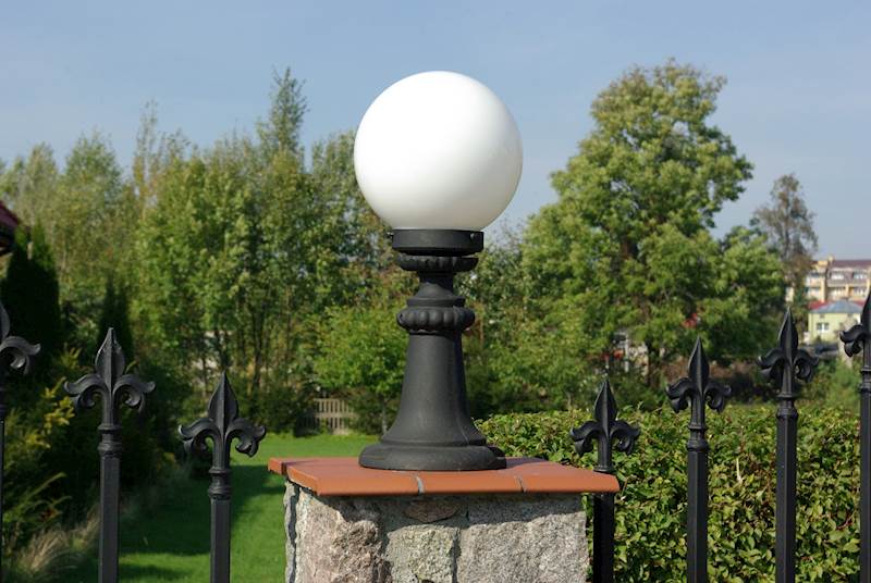 Lámpara de camino esférica I PEQUEÑA – lámpara de hierro fundido, altura 45 cm, cabezal de linterna ⌀20 cm, negra, iluminación exterior