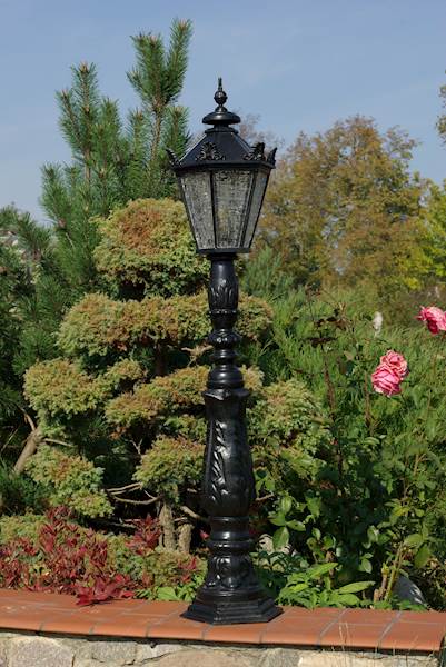 Farola clásica IV PEQUEÑA: farola de hierro fundido, altura 123 cm, pantalla pequeña (5 lados), color negro, iluminación exterior.