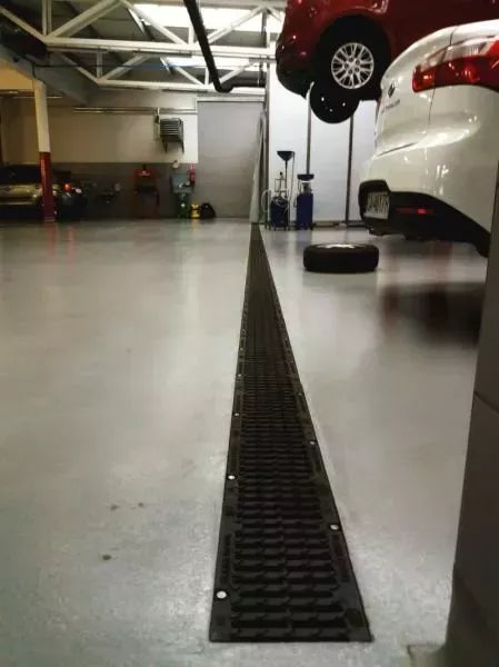 Juego de canales de drenaje de hormigón RedLine AS-A150T de 1 m, 10 x 21 cm, C250-D400kN, con rejilla de fundición y protección de cantos.