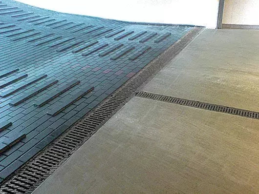 Juego de canales de drenaje de hormigón RedLine AS-A200 de 1 m, 13 x 29 cm, C250-F900kN, con rejilla de fundición y protección de cantos.