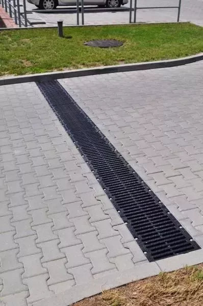 Juego de canales de drenaje de hormigón RedLine AS-A300 de 1 m, 13 x 39 cm, C250-F900kN, con rejilla de fundición y protección de cantos.