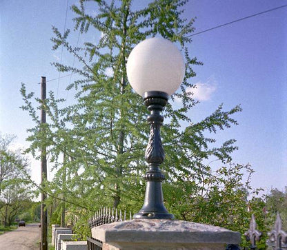 Lámpara de camino esférica II PEQUEÑA – lámpara de hierro fundido, altura 72 cm, cabezal de linterna ⌀20 cm, negra, iluminación exterior
