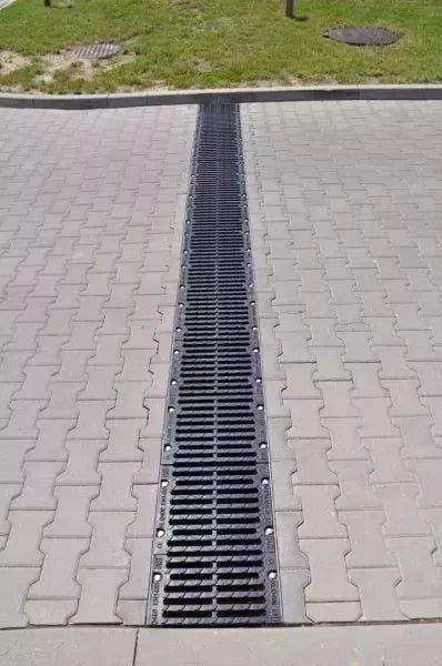 Canal de drenaje de hormigón RedLine AS-400 66,5x52,5x54,5cm D400&amp;F900kN con rejilla de hierro fundido y protección de borde.